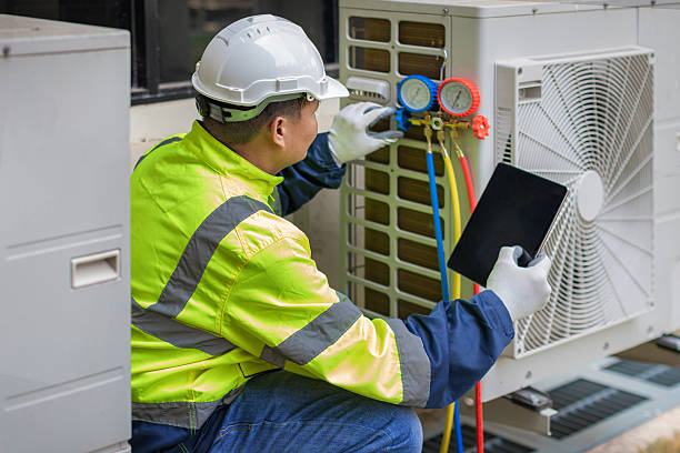 Professional Hvac technician working in Lakewood, CO